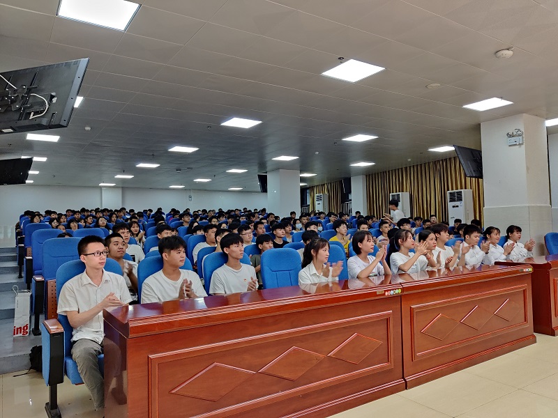 1631712475653120.jpg 图3:同学们积极参与学习党的光辉历程.jpg