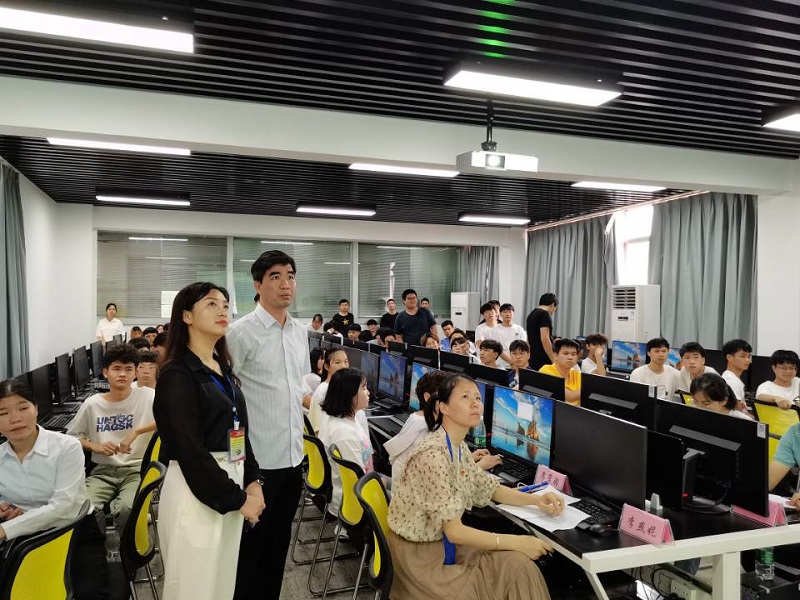 1624852781170224.jpg 图2:领导、老师们在现场认真观摩与评分.jpg