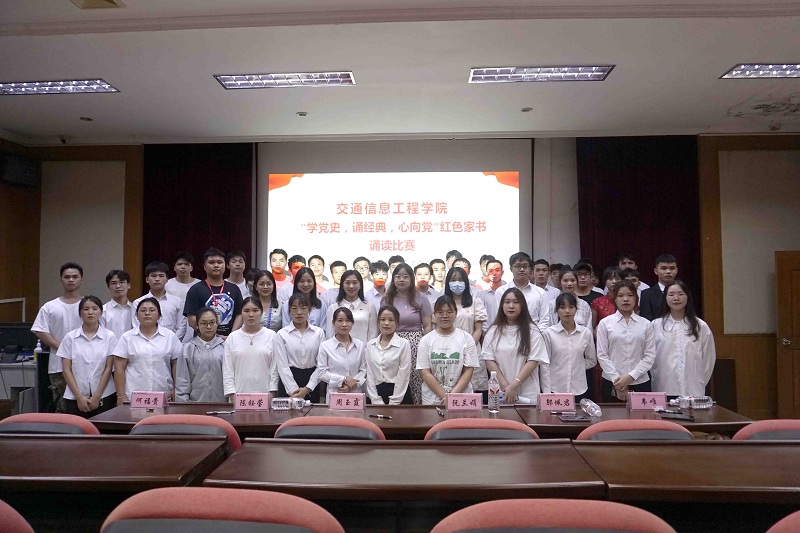 1621336532812531.jpg 图2 评委老师与参赛选手合影.jpg