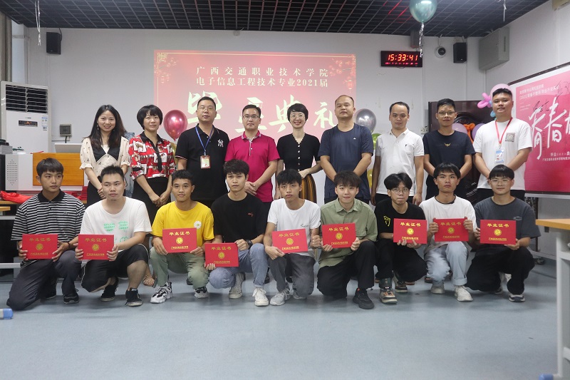 老师给毕业同学颁发证书.JPG