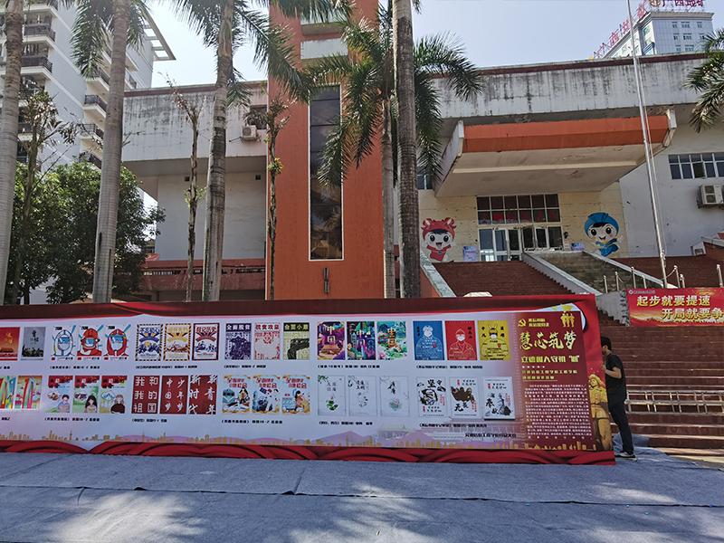 1621422261689888.jpg 图3:学生布置现场.jpg