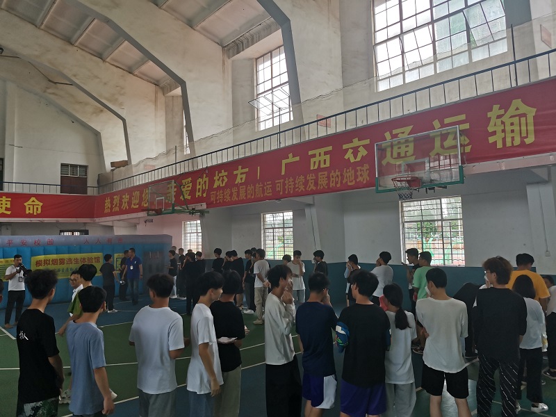 1625027248120611.jpg 图5:相思湖校区2020级学生消防安全烟道逃生应急演练现场.jpg
