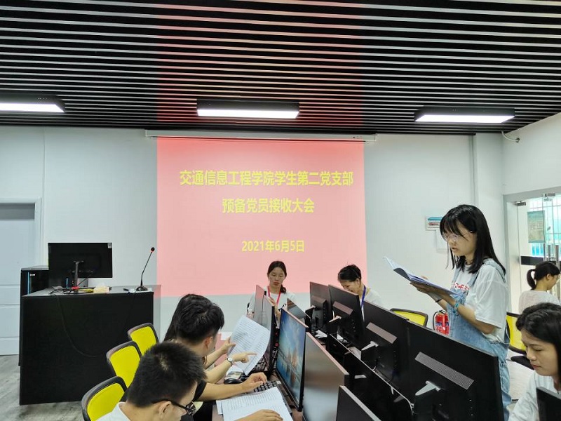 1624006088255957.jpg 图2:林桃同志在向大会汇报自己的政治思想、学习和工作等情况.jpg