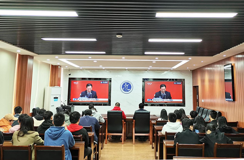 1636954291663257.jpg 园湖校区师生观看新闻发布会.jpg