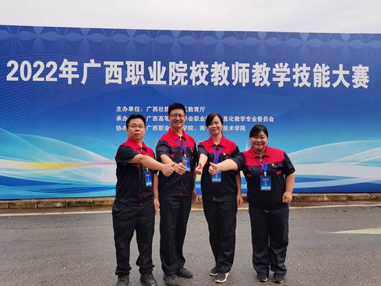 男人和女人站在标志前中度可信度描述已自动生成