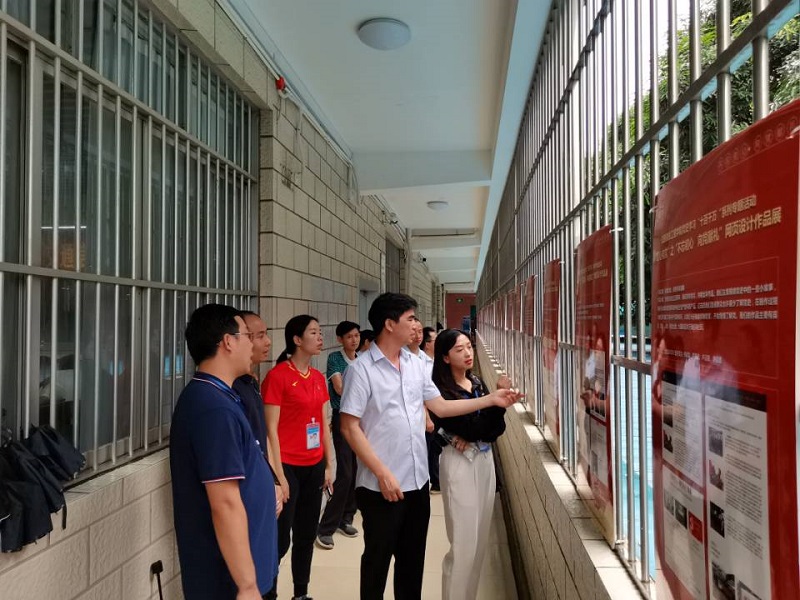 1624853081871612.jpg 图1:领导、老师们正在观看“不忘初心 向党献礼——课程思政(网页设计)作品展”.jpg