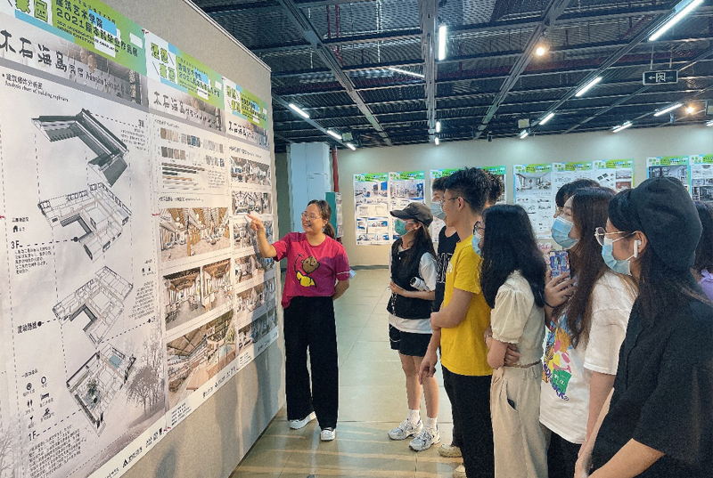 1622027307350548.jpg 图4:学生认真聆听张淳老师讲解展板插画元素构成.jpg