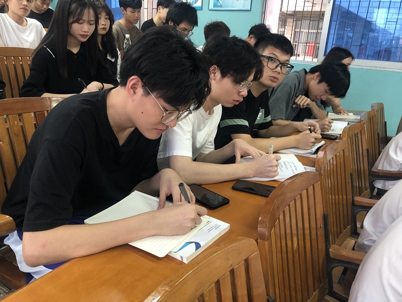 1619784682709349.jpg 图1:学生第二党支部“学史增信 跟党走”读书分享会现场.jpg
