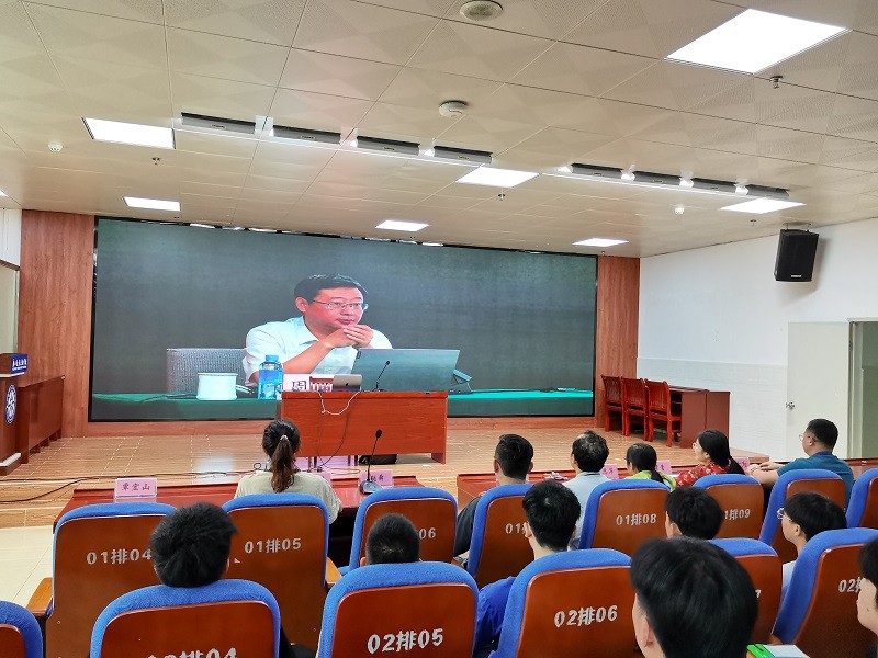 1632405680954014.jpg 图1:学生第二党支部师生认真收看“十场名家云直播”之“讲好中国共产党的历史故事”党课.jpg