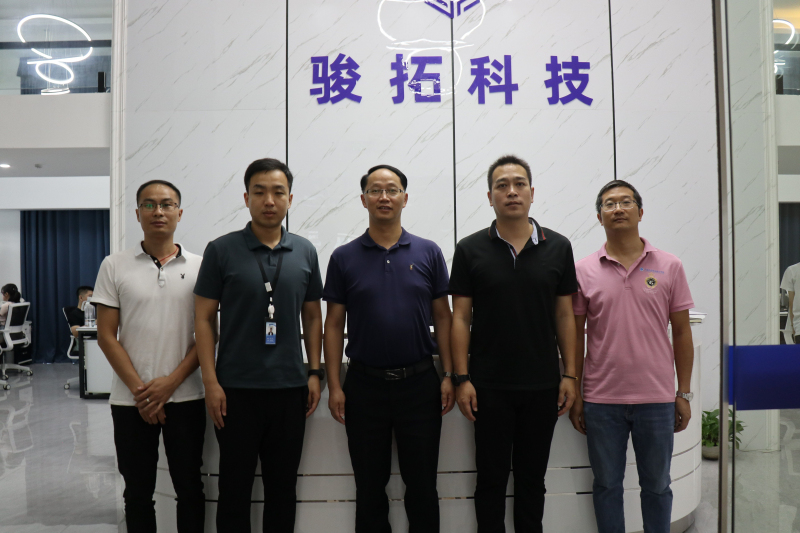 1630230001602116.jpg 李文勇校长一行与广西南宁冕捷电子科技有限公司杨宁总经理合影.jpg