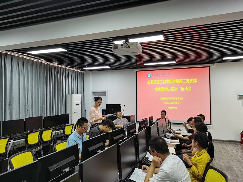 1622775039965319.jpg 图4:与会教师们正在研讨“我为群众办实事”项目清单.jpg