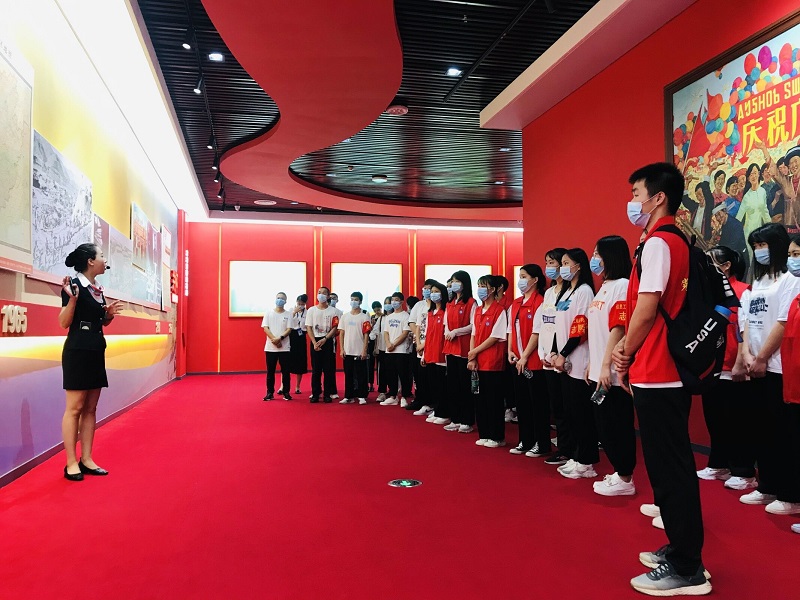 1625839609767822.jpg 图1:学生第二党支部师生在认真聆听讲解员讲解.jpg