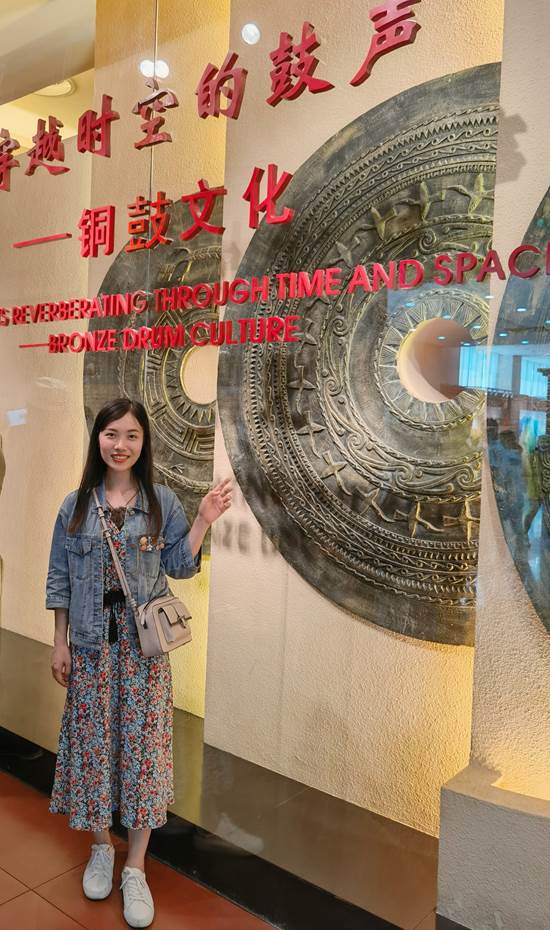 图片包含 站, 穿着, 年轻, 女人描述已自动生成