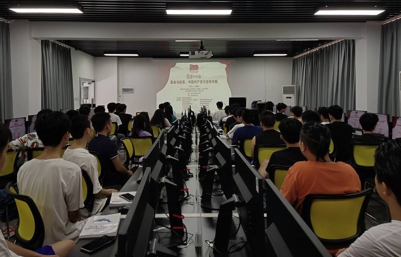 1622600622849431.jpg 图3:学生第二党支部师生聚精会神学习党课.jpg
