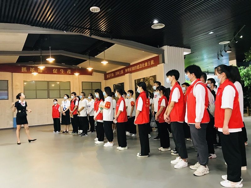1625839616922754.jpg 图2:学生第二党支部师生在认真聆听社会主义发展历程.jpg
