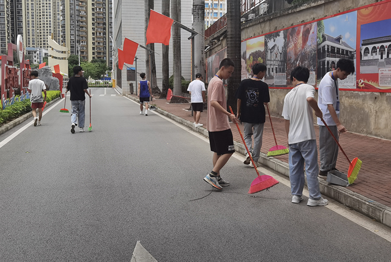 图10：团总支学生会干部在校园打扫地面上的垃圾和树叶.jpg