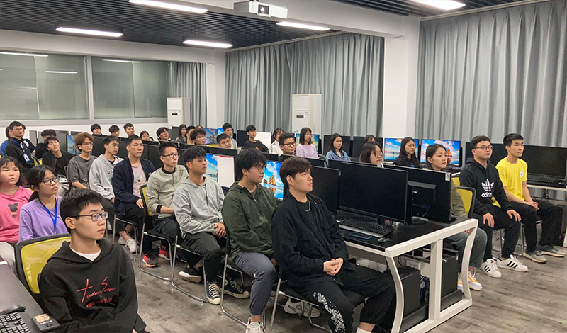 1618793839419258.jpeg 图2:学生第二党支部师生在认真观看教育党课.jpeg