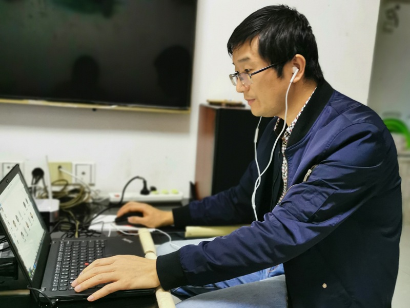 1584873214.jpg 图2 熊章军同志主持“云”大会.jpg
