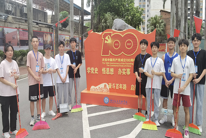 图11：团总支学生会校园打扫活动现场.jpg