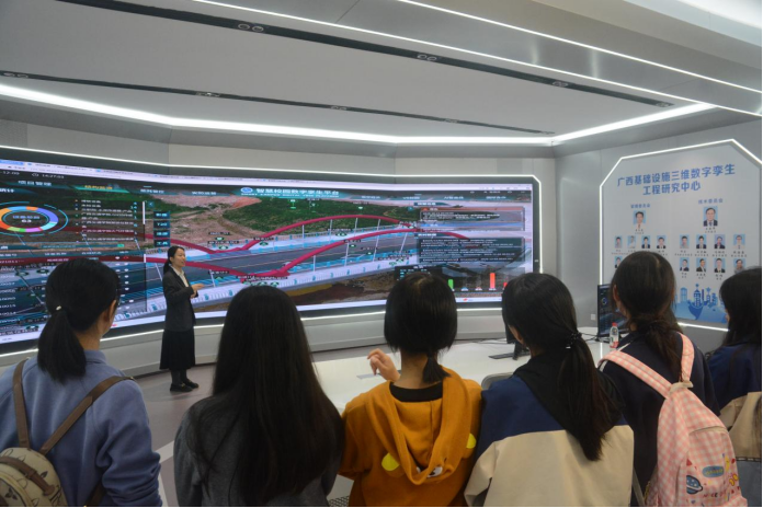 领略数字技术创新 感受智慧交通发展——贵港市第八中学师生到我校开展研学活动-广西交通职业技术学院