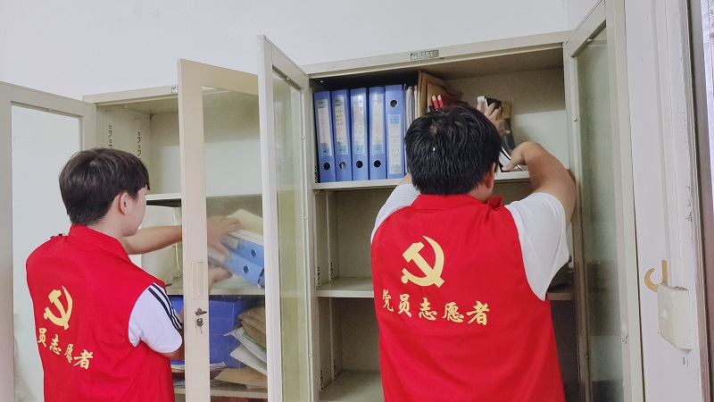 1632703383722461.jpg 学生预备党员清理柜子.jpg