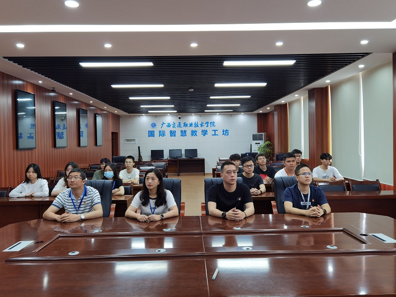 1620782612591928.jpg 交通信息工程学院党总支杨顺韬书记、阮兰娟副书记及党员教师观看情景党课.jpg
