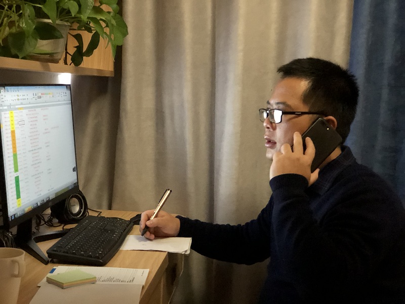 1584846895.jpg 图3 罗俊懿老师连夜一对一电话排查学生情况.jpg