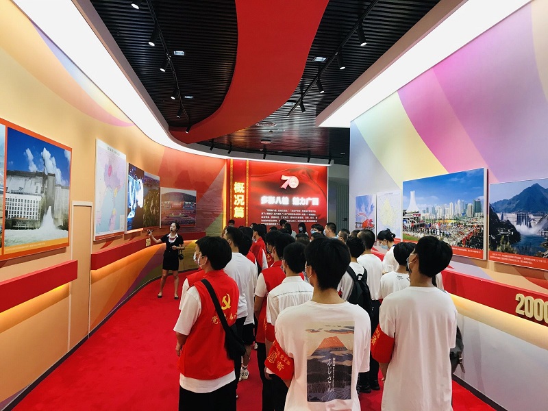 1625839623285153.jpg 图3:学生第二党支部师生在参观“多彩八桂,魅力广西”概况篇.jpg