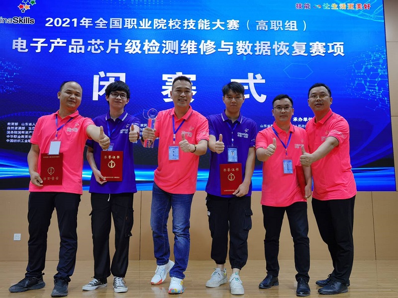 1623064173368542.jpg 图12:师生现场合影.jpg