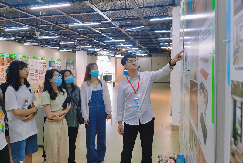 1622027225595350.jpg 图2:罗源老师讲解侗族传统木结构施工工艺.jpg