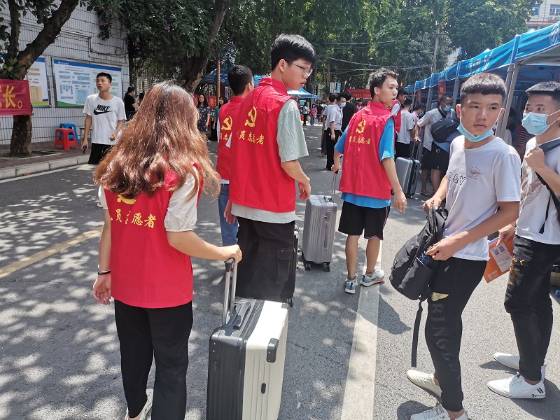 1630984533266738.jpg 图4:学生第二党支部志愿者为学生搬运行李.jpg