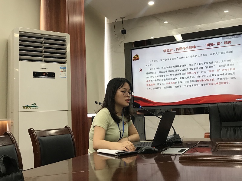 1625626156367964.jpg 支部书记陈钰莹同志讲课.jpg