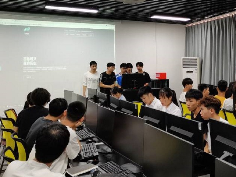 1624852770536879.jpg 图1:同学们在作品答辩现场.jpg