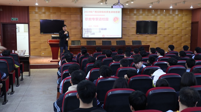 1584696553.jpg 开展职业进校园宣讲会.jpg