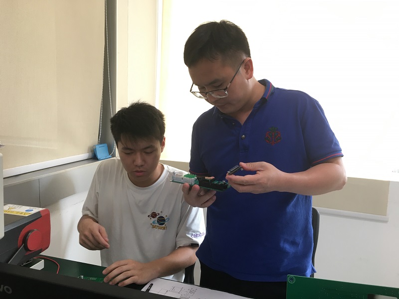 1623064107193480.jpg 图10:韦家正老师赛前指导.jpg