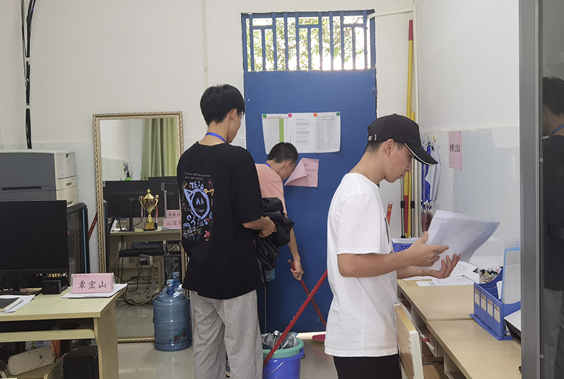 图6：大数据应用技术专业的同学帮助老师整理资料文件.jpg