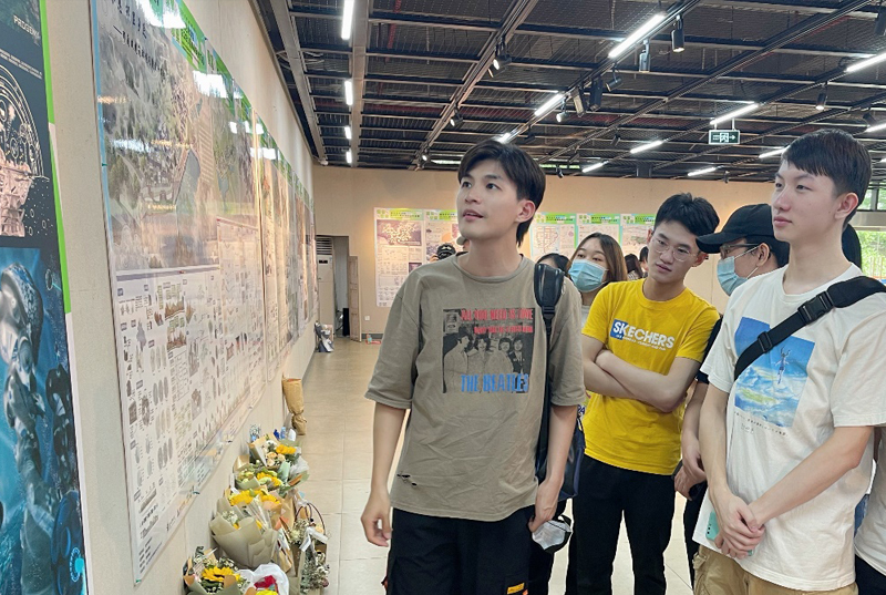 1622027268368582.jpg 图3:学生认真聆听张淳老师讲解展板插画元素构成.jpg