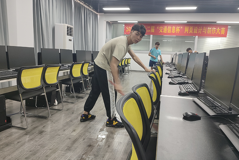 图9：计算机应用技术专业的同学在帮忙拖洗机房地板.jpg