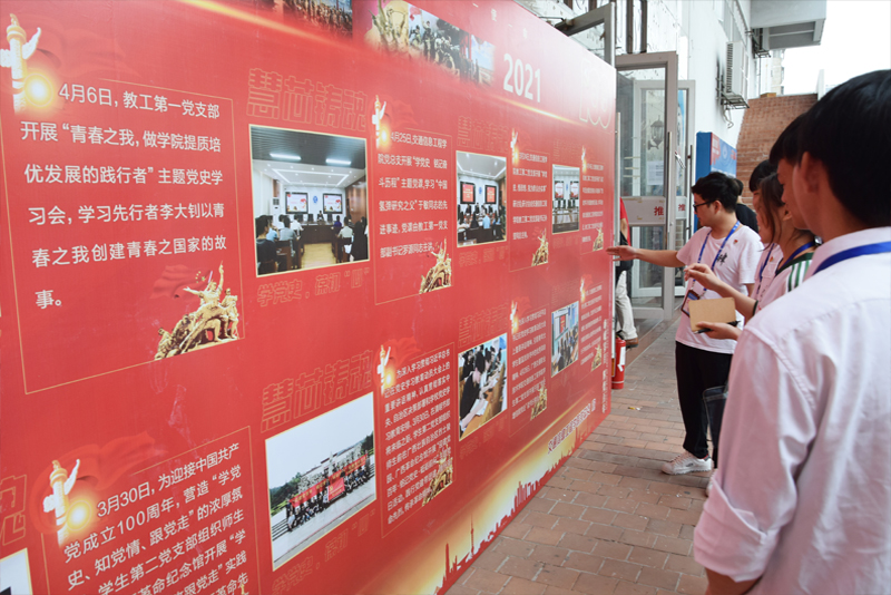 1621421155424922.jpg 图1:老师现场讲解党史学习活动.jpg