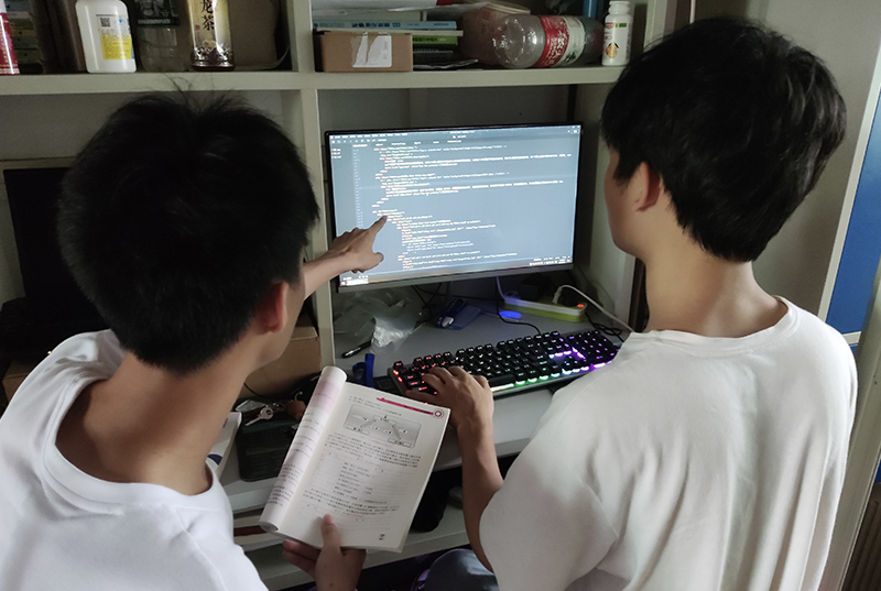 图3：大数据2020-1班韦文达指导同学期考前的复习 .jpg