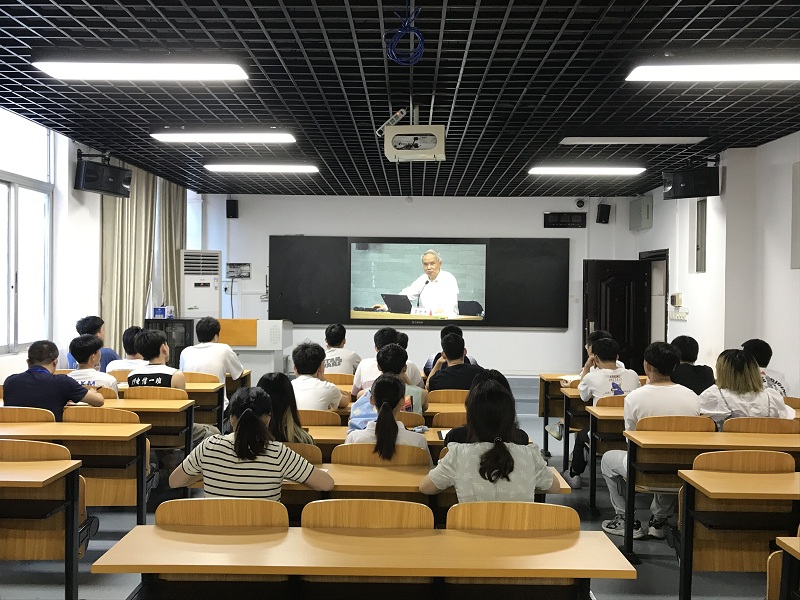 1624248033399298.jpg 学生第一党支部师生观看学习党课.jpg