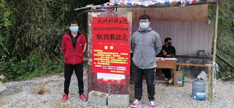 1584847149.jpg 在防控点值班中.jpg