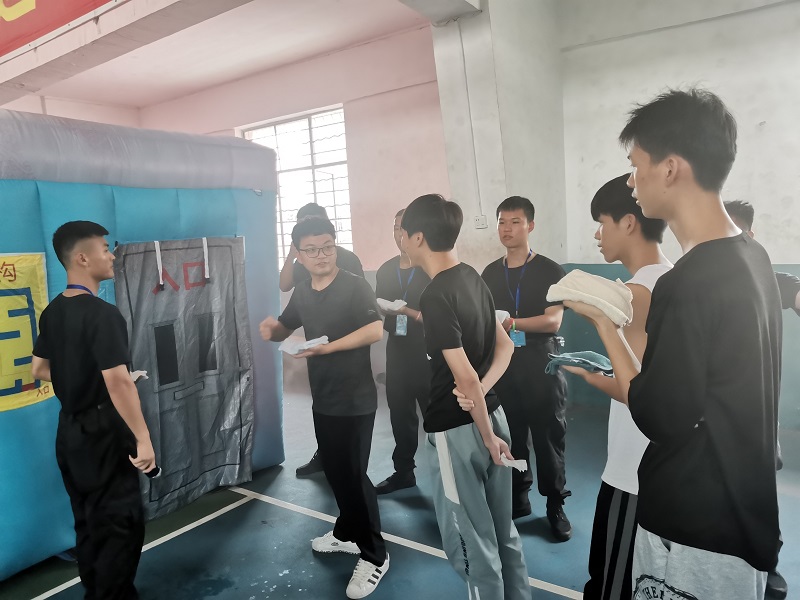 1625030460786294.jpg 图2:覃宏山老师带领同学们进入模拟烟雾逃生体验馆.jpg