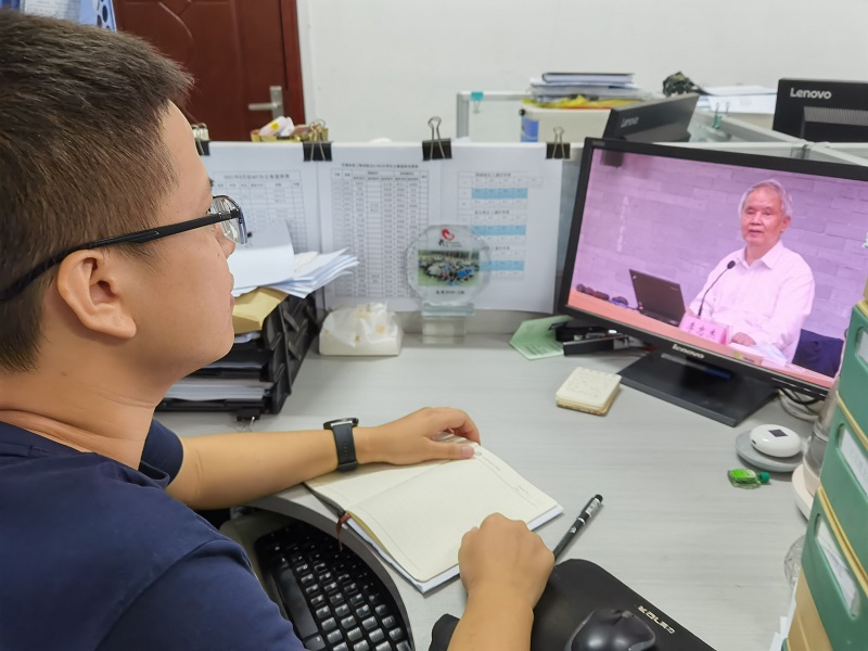 1624006576179851.jpg 图3:学生第二党支部教师认真学习“中国共产党在民主革命时期的精神谱系”党课.jpg
