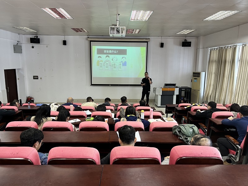 1637136538713773.jpg 图:杨顺韬书记主持学习.JPG