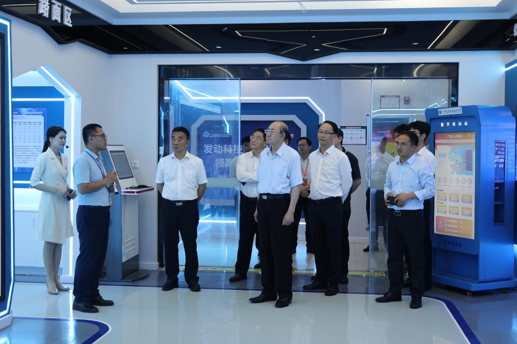 教育部职成司原副司长刘占山一行到我校考察指导