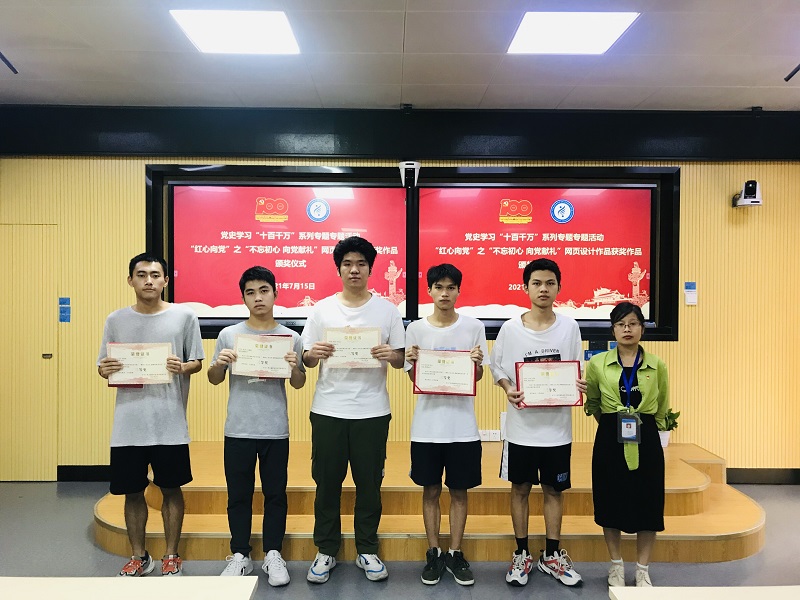 1626332730476329.jpg 图2:黄思萍老师为获奖同学颁奖.jpg