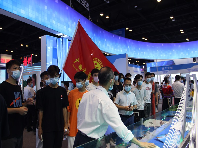 图4 学院师生学习跨江大桥的建设施工科技.jpg
