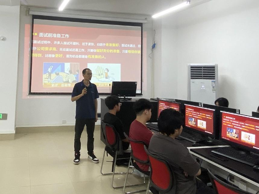 图书馆与网信党支部洪东主任深入一线开展实习指导工作
