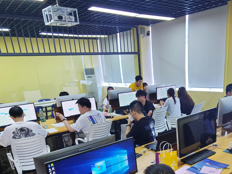 1621422114496346.jpg 图1:学生积极参与制作.jpg